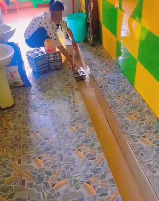 幼儿园在小便池清洗餐具：这么恶心透顶的事是怎么干出来的？1