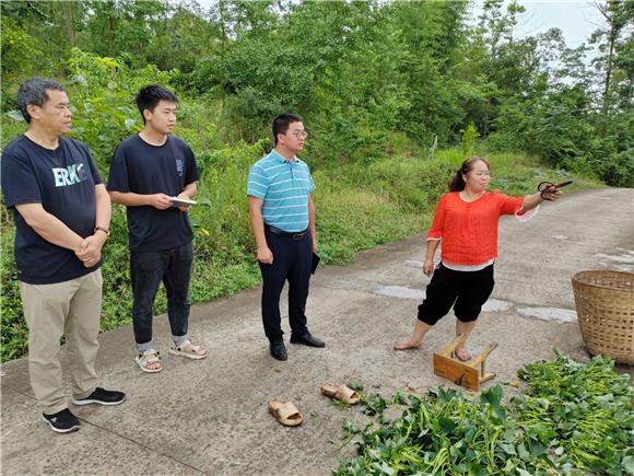 刘国英（右）向驻村工作队介绍自己栽种红薯增收致富情况。通讯员 王定伟 供图