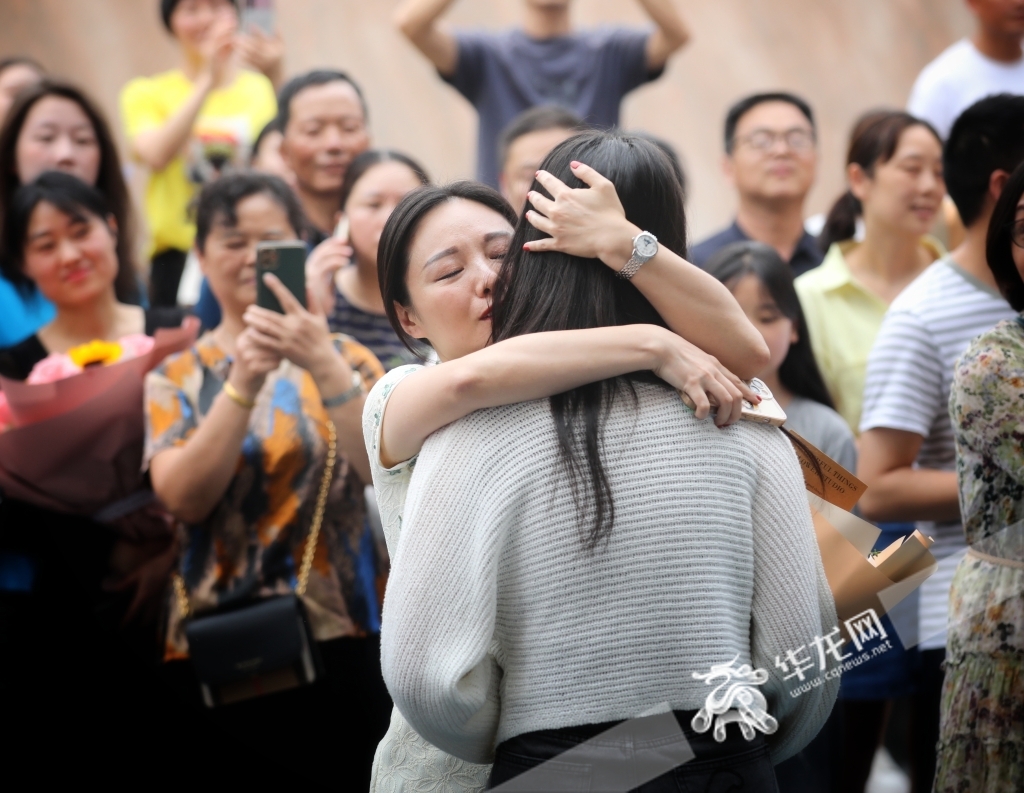 两江新区西南大学附中考点，一位母亲给了女儿一个深情的拥抱。华龙网-新重庆客户端记者 张质 摄