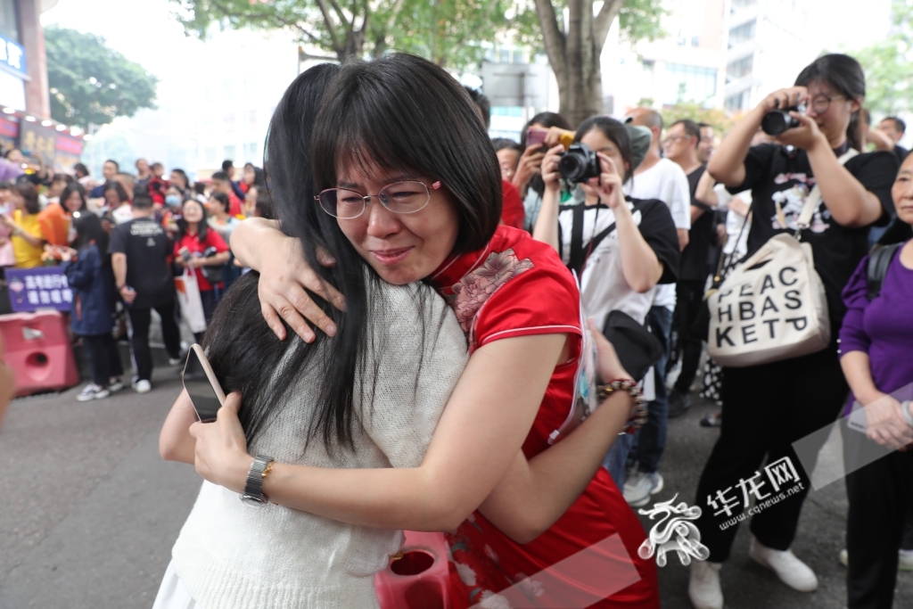 重庆一中考点，思想政治考试结束后，妈妈饱含热泪和孩子拥抱。华龙网-新重庆客户端记者李文科 石涛 摄