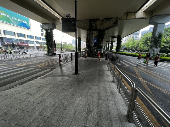 @驾驶员和行人，遇到这样的顶配斑马线，你会走吗？2