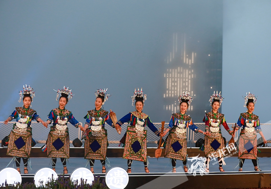 侗族七仙女特色歌舞表演。华龙网-新重庆客户端 首席记者 李文科 摄