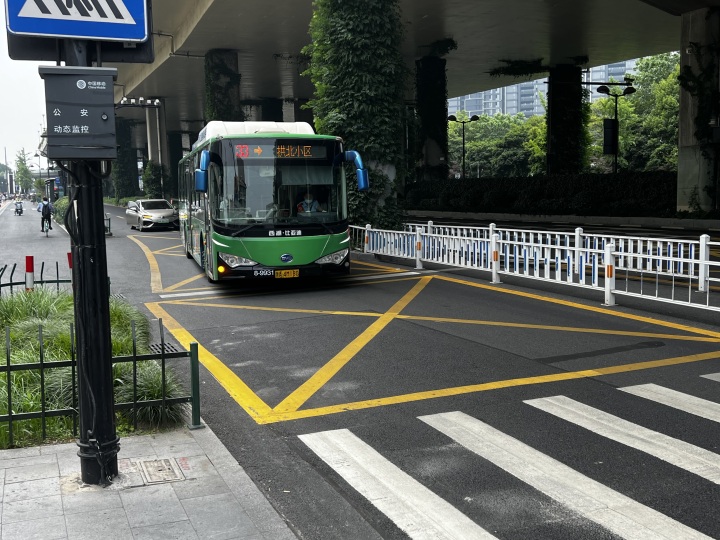 @驾驶员和行人，遇到这样的顶配斑马线，你会走吗？8