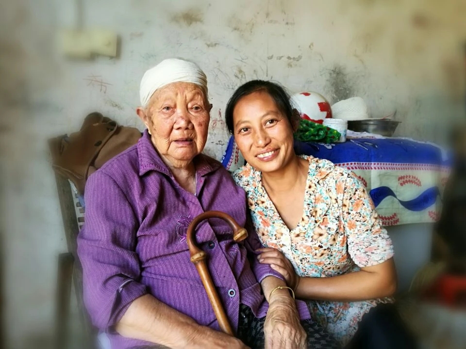刘方琼和奶奶。受访者供图