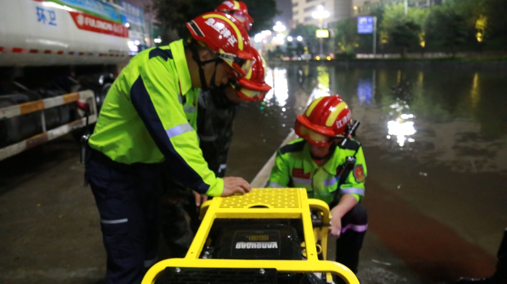 应急救援人员排涝现场。江津区应急管理局供图 华龙网发