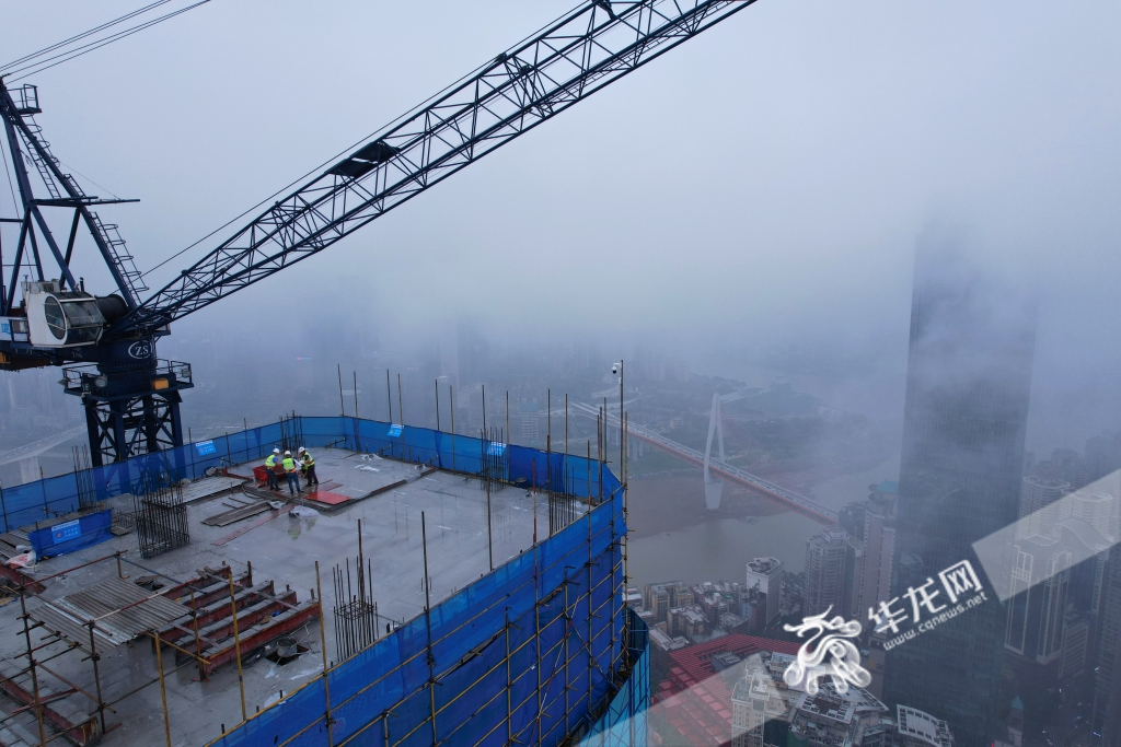 01，7月1日，施工人员正在浇筑最后一片楼顶地面。华龙网-新重庆客户端记者 张质 摄