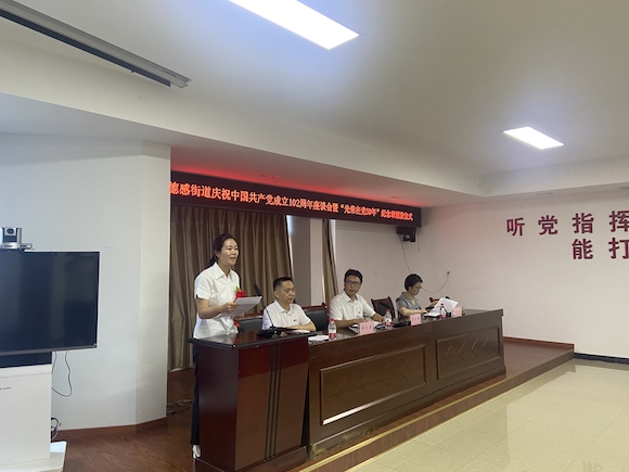 优秀党员刘凤代表发言。江津区德感街道办事处供图 华龙网发