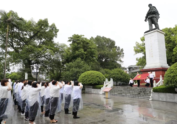 集中宣誓现场。铜梁区委宣传部供图 华龙网发