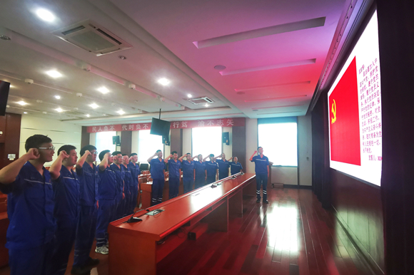重庆红江机械有限责任公司开展新入党党员集体宣誓。通讯员 凌泽英 摄