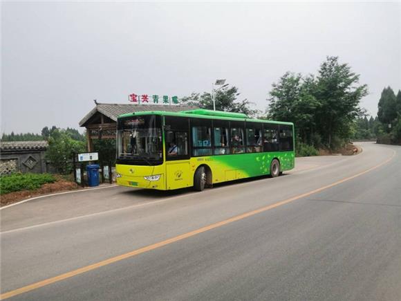 3大足公交车在通往城区与三驱镇的宽敞平坦公路上行驶。特约通讯员 蒋文友 摄