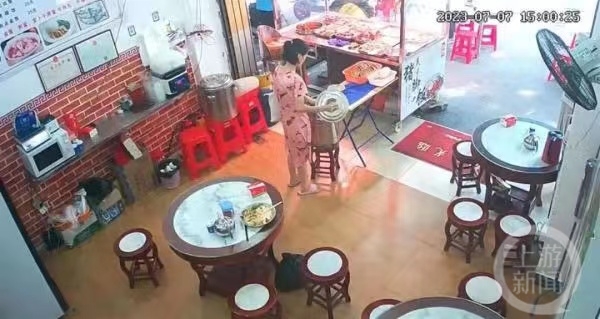 广州一女子餐厅内投放不明液体，被曝事前曾破坏沐足店沙发电线1