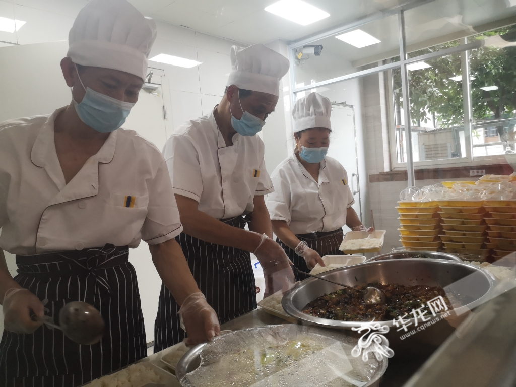 The staff of the Shimahe Senior Service Center are assorting food for customers.