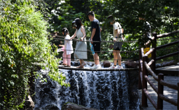 7月9日，游客在新密市伏羲山大峡谷内游玩。新华社记者 吴刚 摄