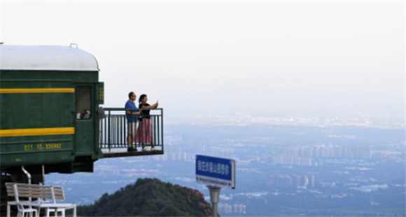 7月9日，游客在新密市伏羲山一处观景台游玩。新华社记者 吴刚 摄