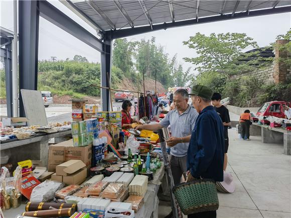 群众逛农贸市场。特约通讯员 李慧敏 摄