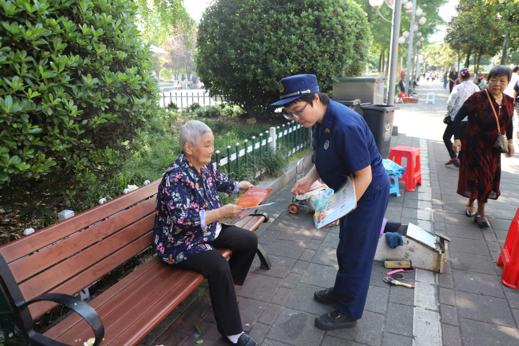 秀山县：消防宣传进广场 休闲学习两不误