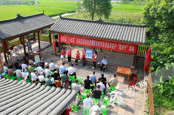 7月10日，重庆市永川区在全区各镇街开展为期2天的“小板凳”普法宣讲暨农村学法用法示范户“结对子”活动。华龙网-新重庆客户端 张颖绿荞 摄