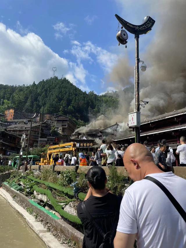 贵州西江千户苗寨景区突发火灾，目击者：有人从三楼跳出被接住