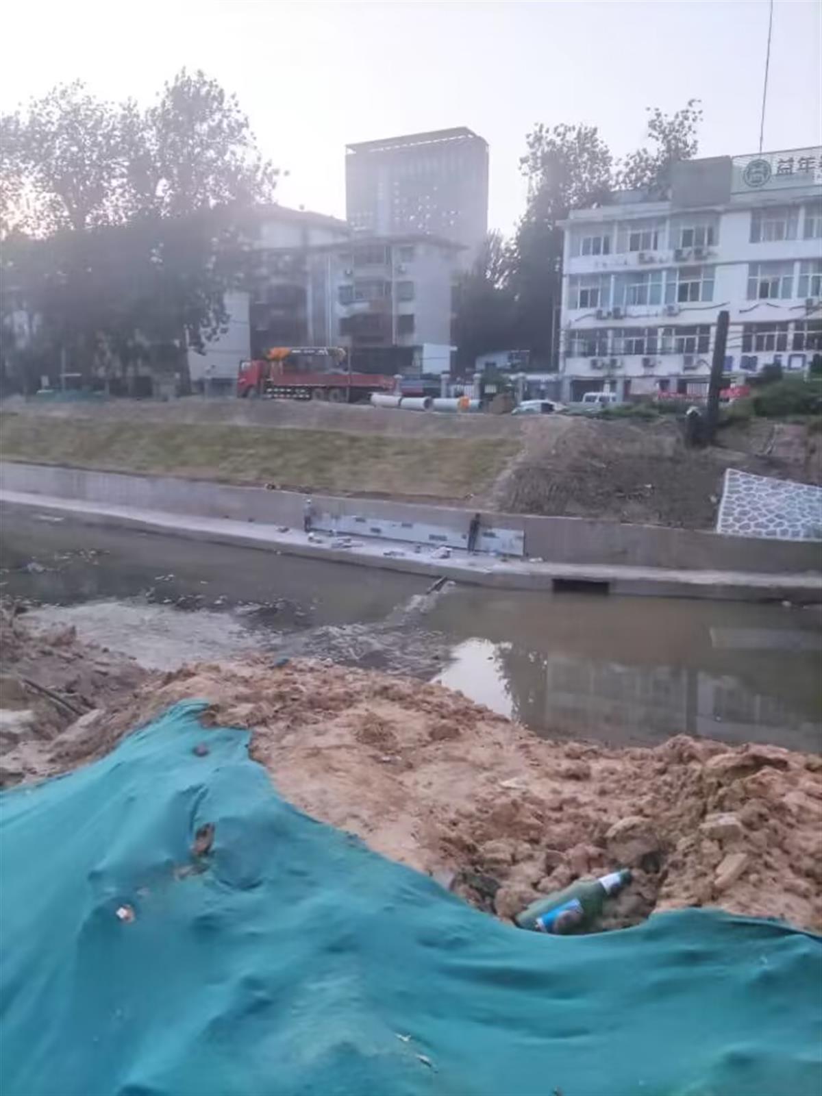 郑州金水河挂贴石材现场:施工人员称每平方米成本不超过500元，当地称石材挂贴总造价650万1