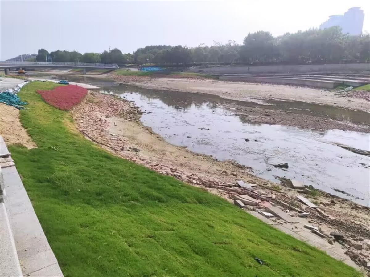 郑州金水河挂贴石材现场:施工人员称每平方米成本不超过500元，当地称石材挂贴总造价650万3