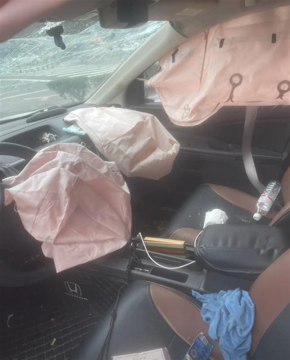 新婚夫妻高速路上被黑熊撞翻车，当事人：正与高速公路方协商，若达不到预期就走司法程序3