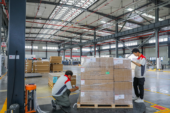 7月11日，在长城汽车KD件永川综保区项目厂房内，工人正在包装货物。陈科儒 摄