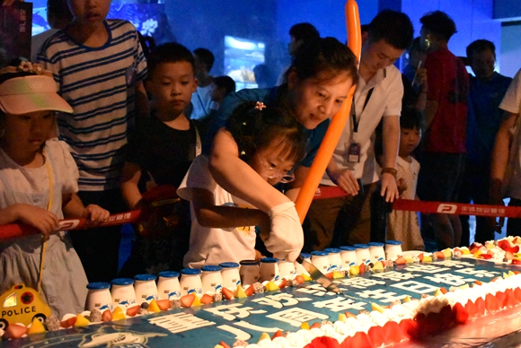 欢乐海底世界向游客们分享了超大生日蛋糕。重庆欢乐海底世界供图 华龙网发