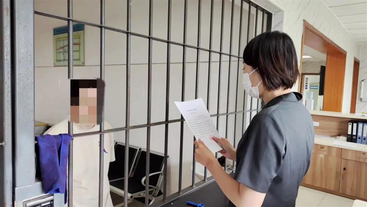 男子隐瞒婚育又和同事生子，生活富足却拒付每月2000元抚养费，法院将其拘留