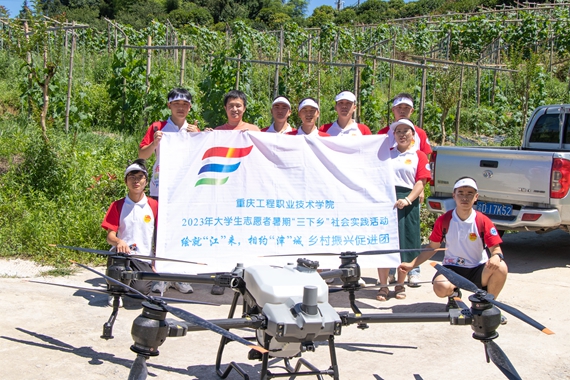 合影留念 学校供图 华龙网发