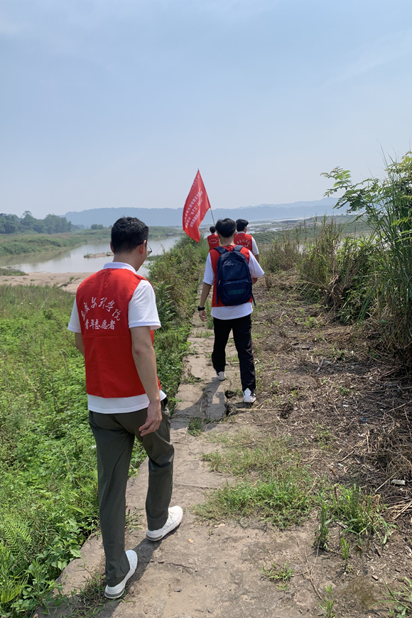 “河小青”生态环保志愿服务团队巡河。重庆文理学院供图 华龙网发
