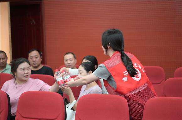 2街道志愿者为献血人员发放饮用水。通讯员 陈鑫 摄