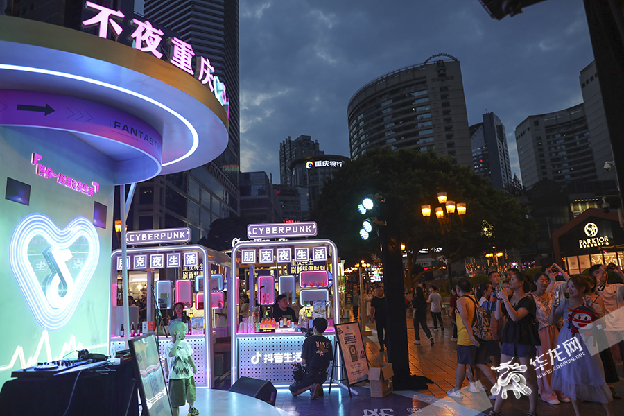 精彩活动吸引了不少游客和市民。华龙网-新重庆客户端 首席记者 李文科 摄