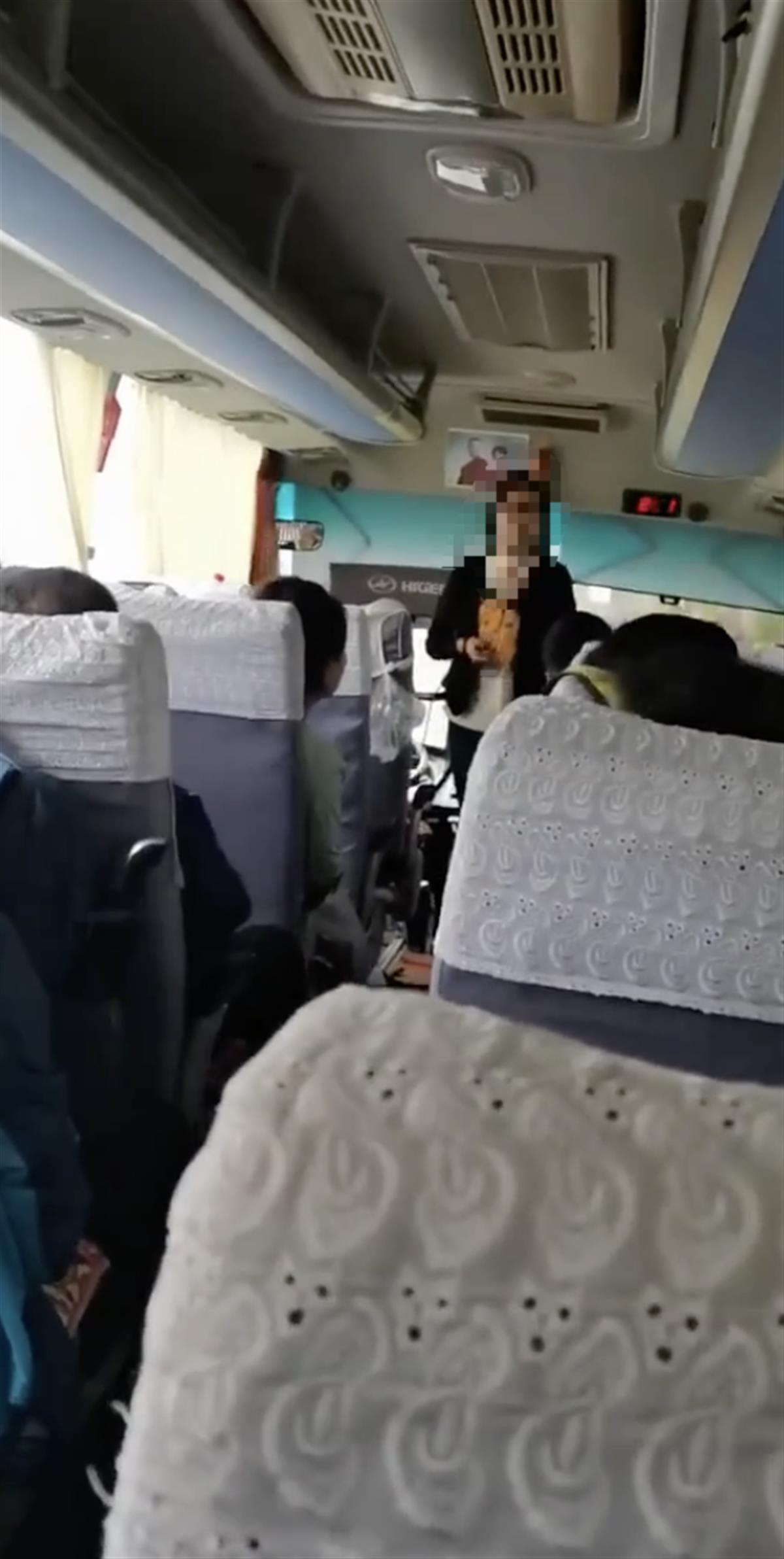 丽江通报“女子跟团游车上睡觉被叫停”：涉事人无导游资质，拟罚10万2