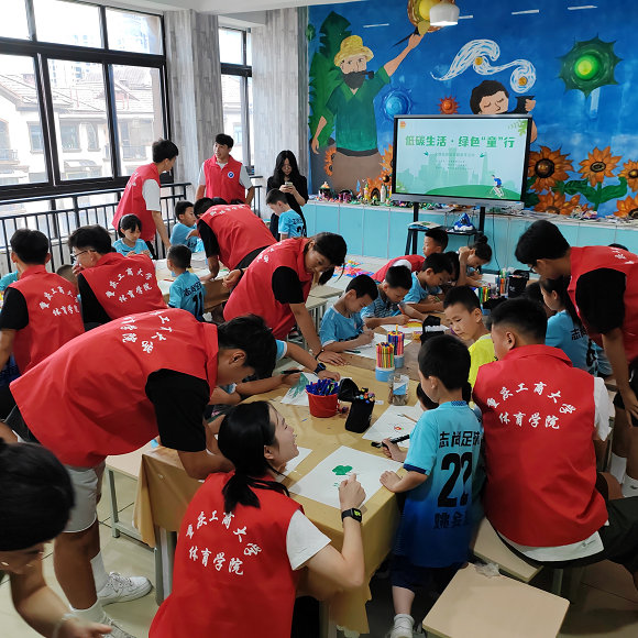 志愿者们和学生一起绘制低碳生活手抄报。黔江区生态黄金局供图 华龙网发