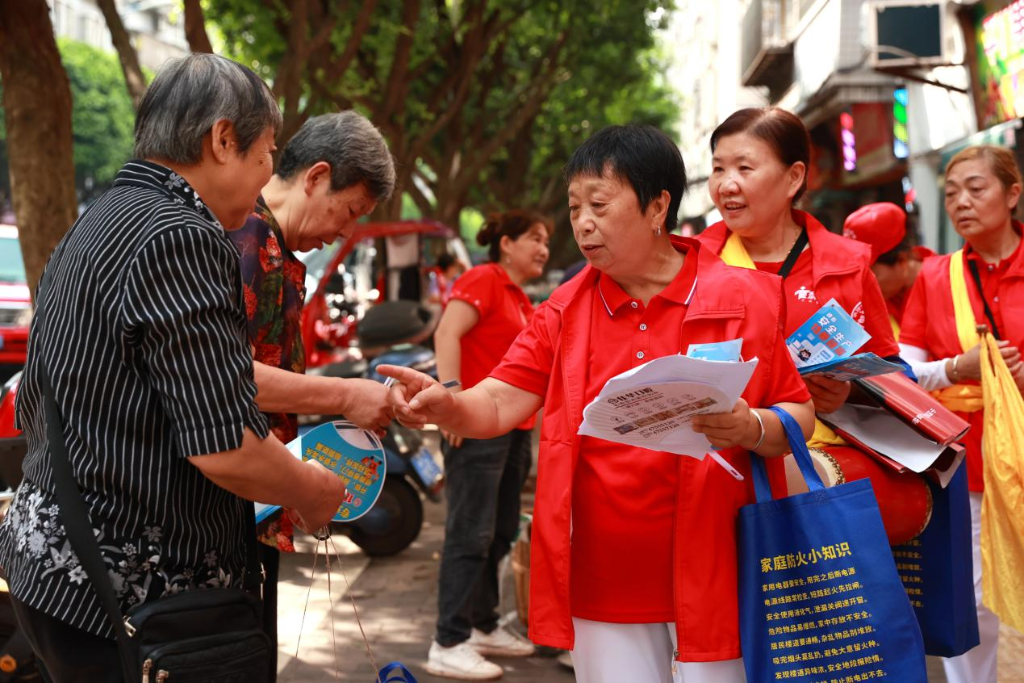 腰鼓宣传队的阿姨们向市民发放消防安全宣传资料。江津区消防救援支队供图 华龙网发