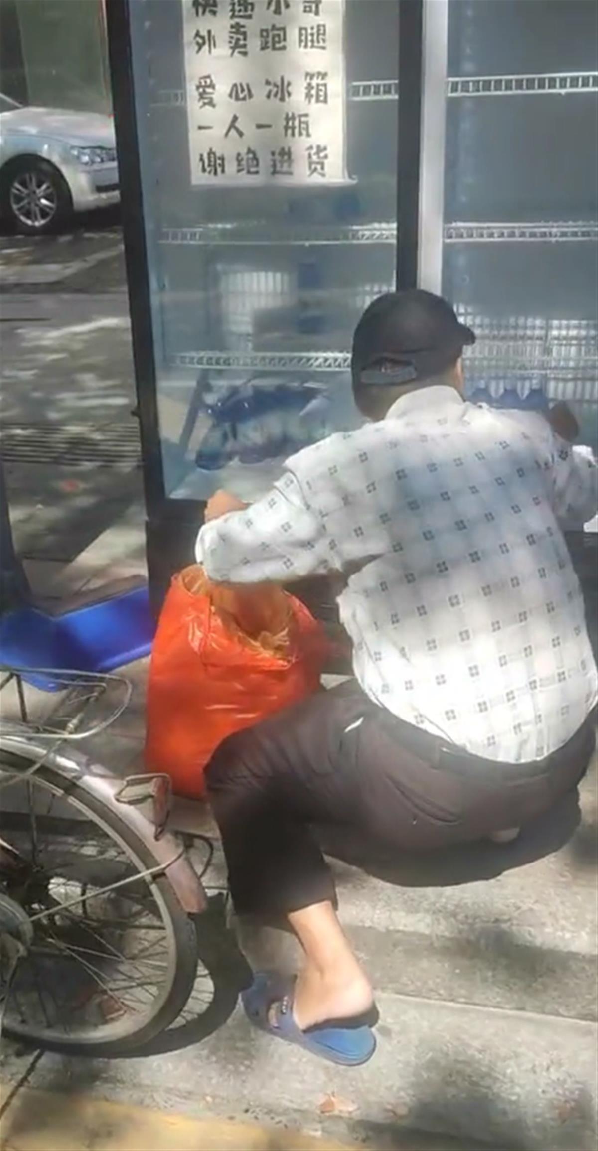 公司街头设爱心冰柜,女子频繁光顾将冷饮搬空,老板:她还反问“不是免费的吗”2