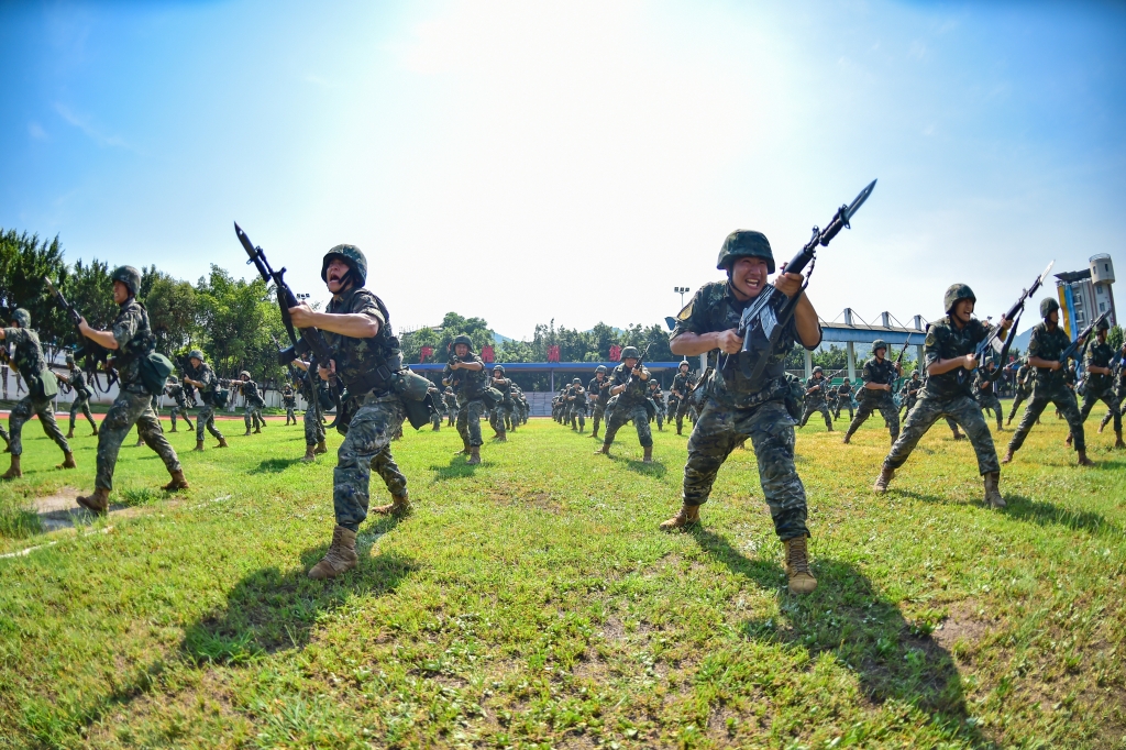 武警重庆总队执勤第一支队训练场，官兵在进行刺杀训练。