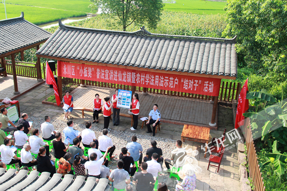 近日，重庆文理学院40余名师生分赴重庆市永川区20个镇街开展活动，为乡村振兴贡献青年力量。华龙网-新重庆客户端 张颖绿荞 摄