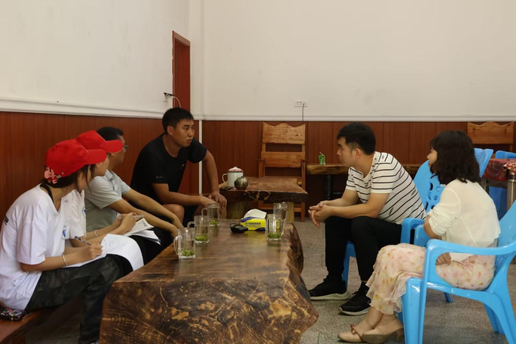 三下乡社会实践团员们采访乡村致富带头人李俊材。