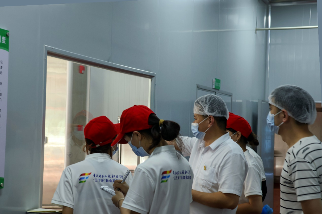 重庆裕翔丰食品有限公司负责人介绍预制菜制作流程。
