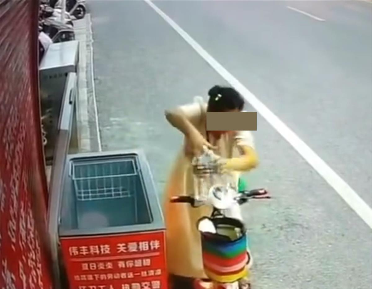 公司街头设爱心冰柜,女子频繁光顾将冷饮搬空,老板:她还反问“不是免费的吗”1