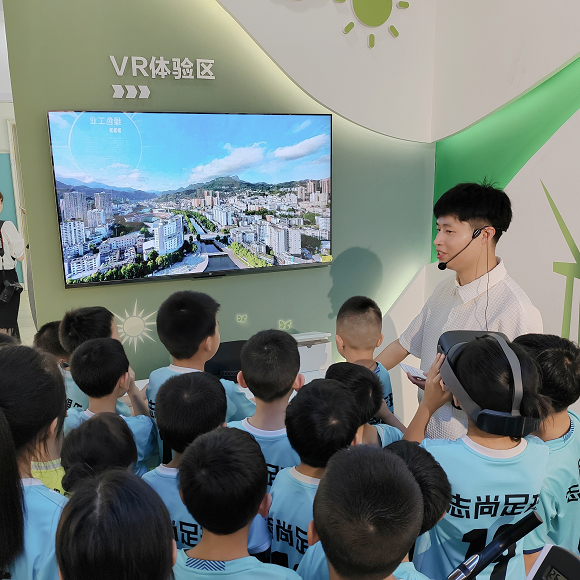 讲解员指导学生VR打卡生态网红点。黔江区生态环境局供图 华龙网发