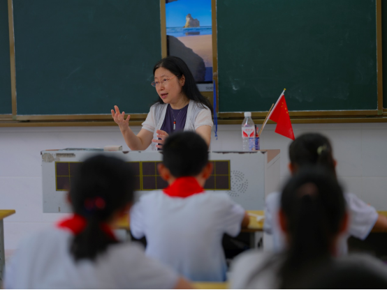 白岚正在给孩子们上写作课 。  通讯员 阙道华 谢逸隼 杨洋 摄