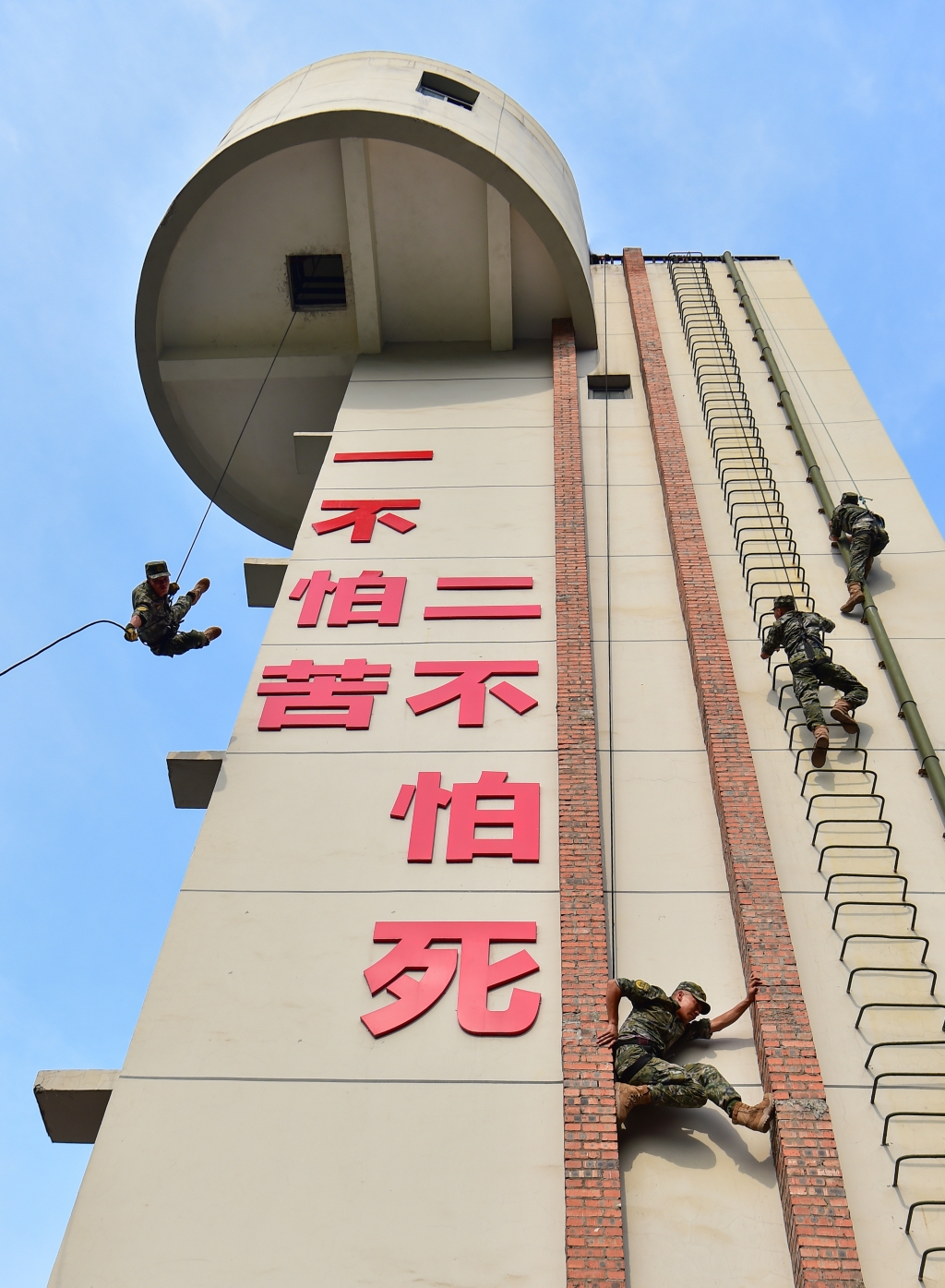 武警战士在进行高空索降及高楼攀登训练。