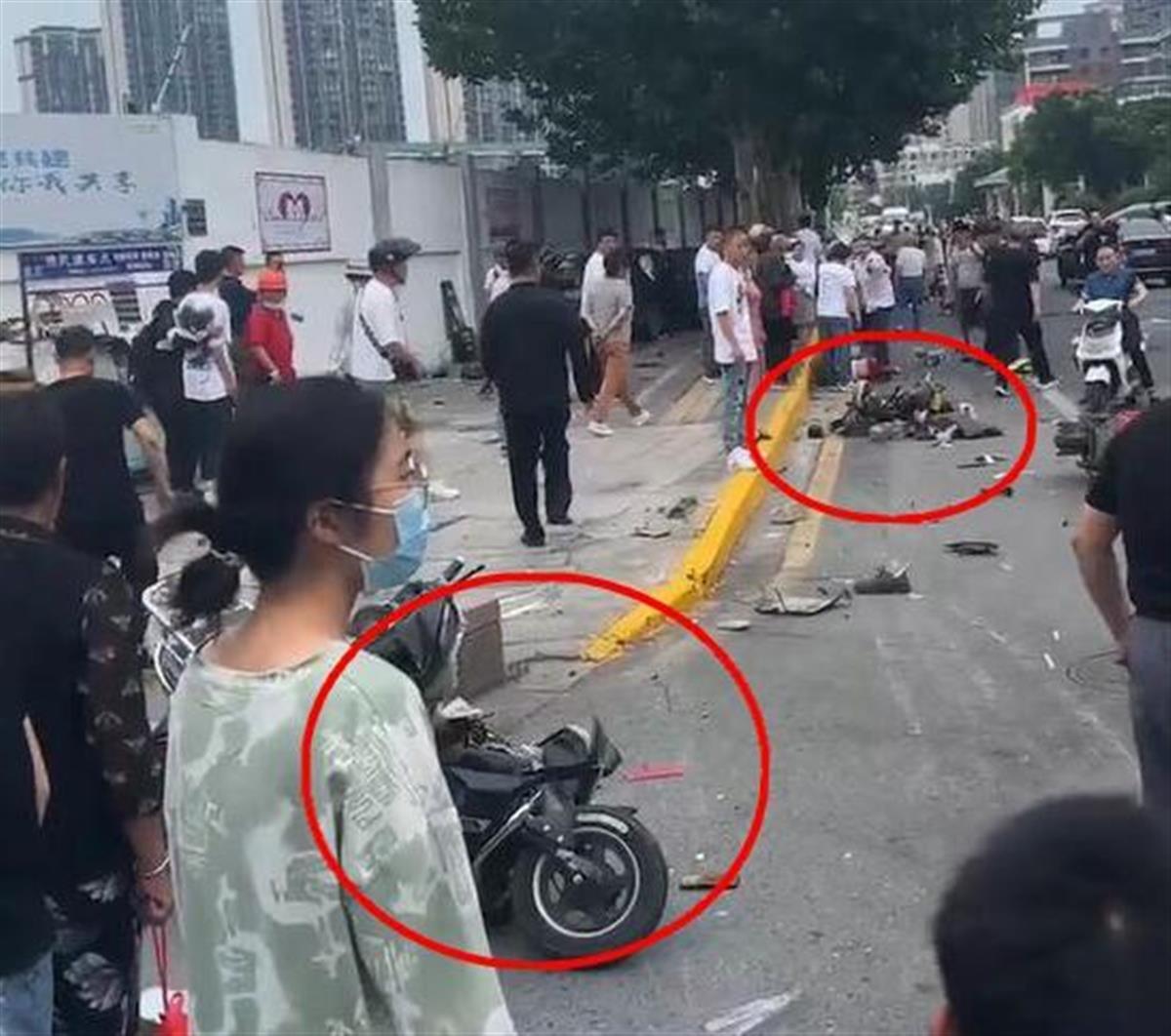 江苏盐城一男子驾车撞人致2死6伤，目击者：被撞者疑在等红灯，肇事车开上路沿石才停下