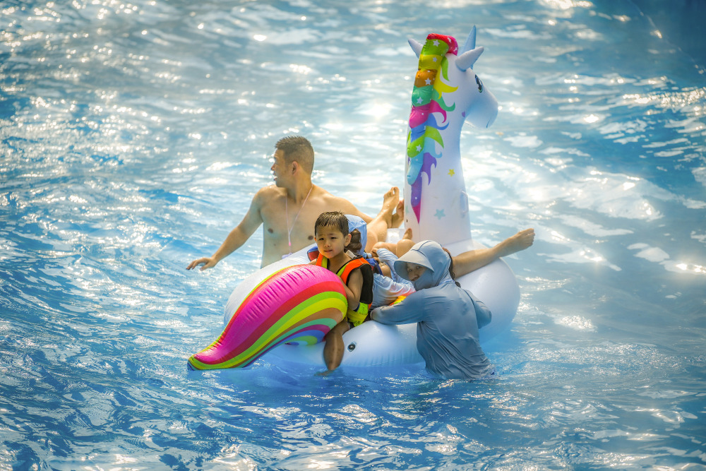 Residents played with water in Chongqing Maya Beach Water Park on July 11. (Photographed by Long Fan and Xin Fei)