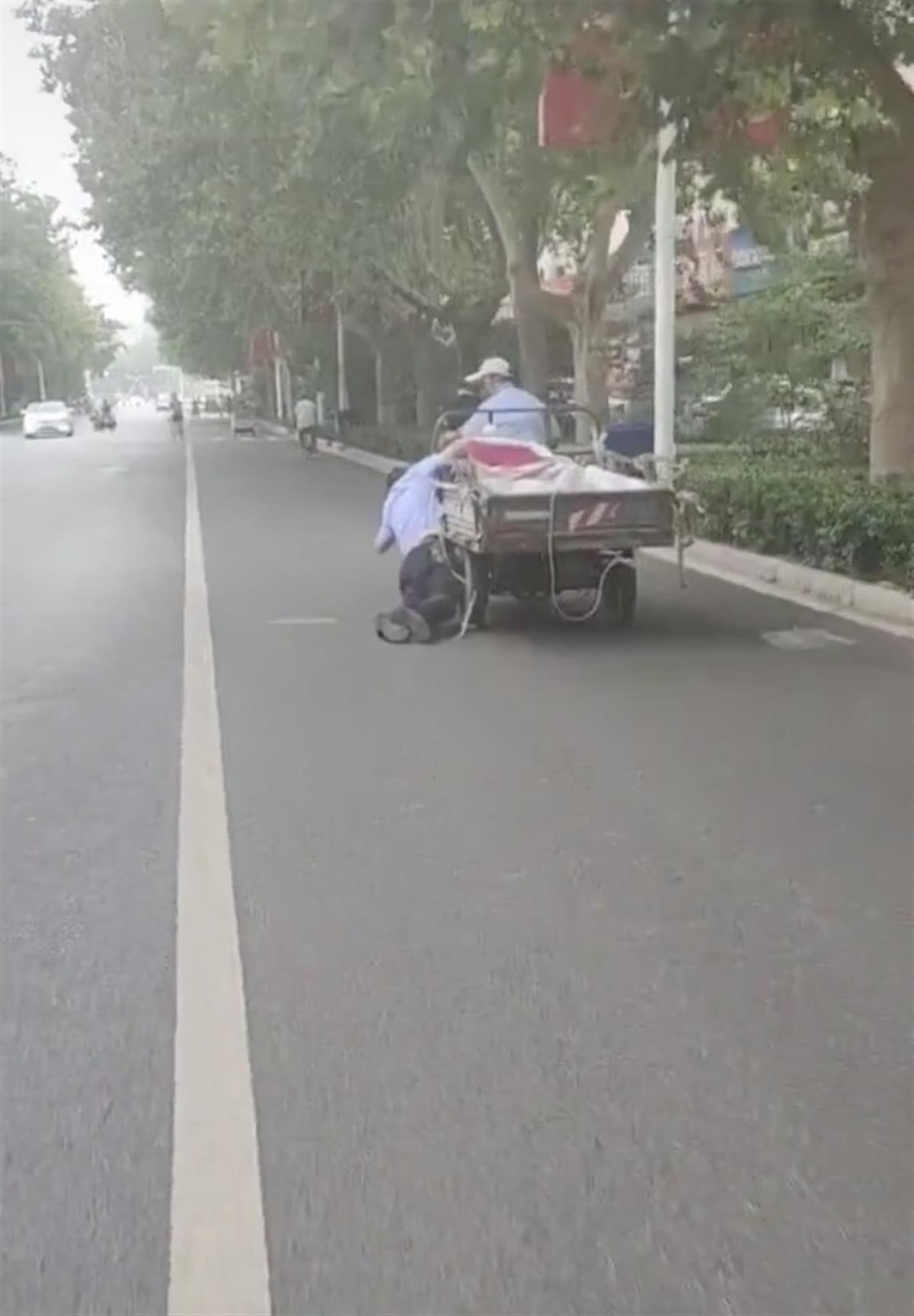 交警街头执勤遭三轮车拖行,热心群众上前拦停,官方:涉事司机有听力障碍,未及时察觉1