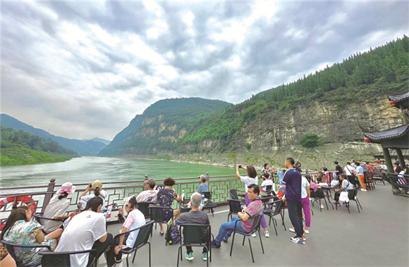 游客乘涪州画舫欣赏乌江风景