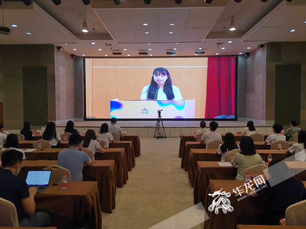 At Chongqing Science and Technology Museum, college students from Hong Kong, Macao, and Taiwan are watching the opening ceremony held in Guangdong Science Hall.