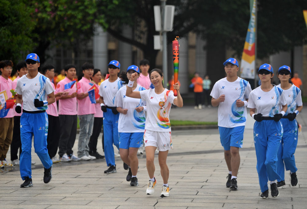 成都大运会火炬传递成都站第三日152棒火炬手接力传递2